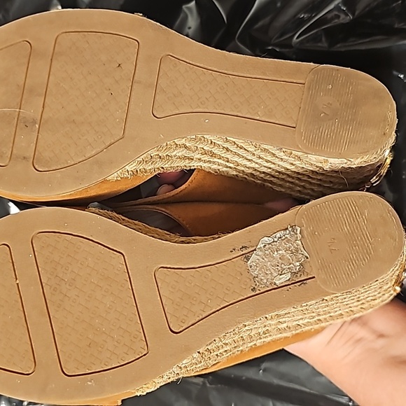 Torch Burch Tan Leather Suede Gold Logo Espadrille Wedges Sz 7.5 - Picture 4 of 6